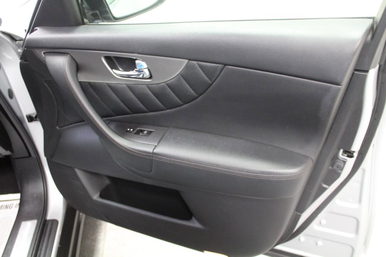 Used 2017 INFINITI QX70 AWD w/ Premium Package image 26