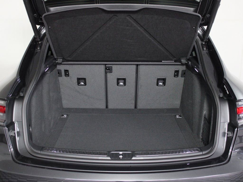 Certified 2026 Porsche Macan image 14