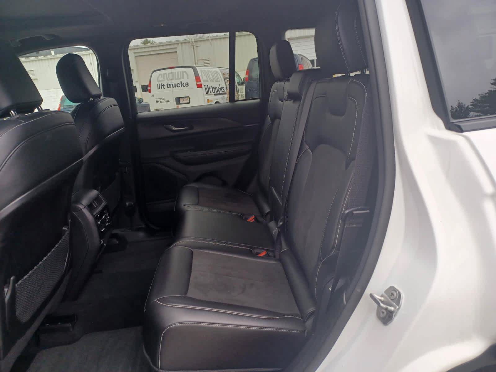 Used 2023 Jeep Grand Cherokee Altitude AWD/4WD image 18