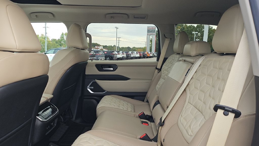 Certified 2025 Nissan Armada Platinum w/ Convenience Package RWD image 6