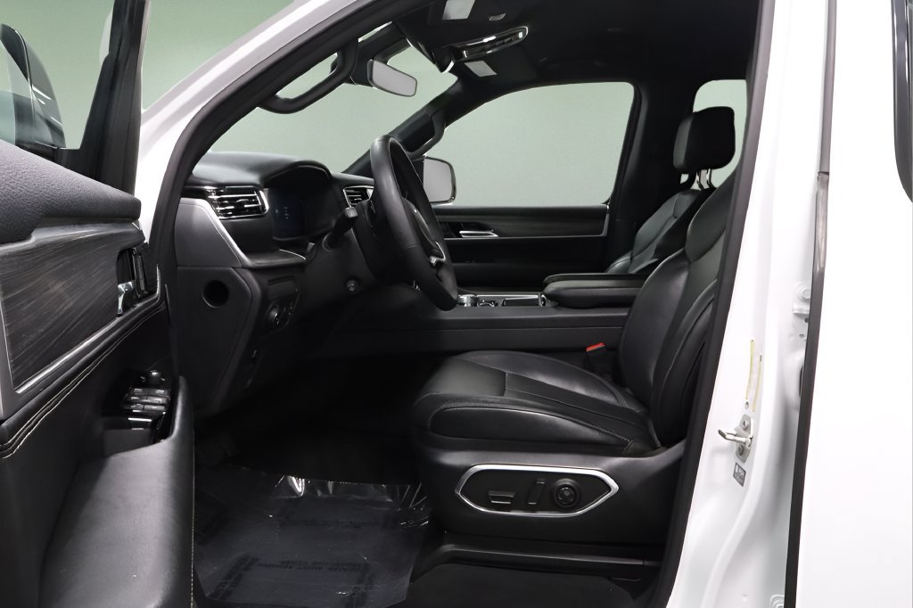 Used 2024 Jeep Wagoneer L Series II w/ Flexible Seating Group AWD/4WD image 9