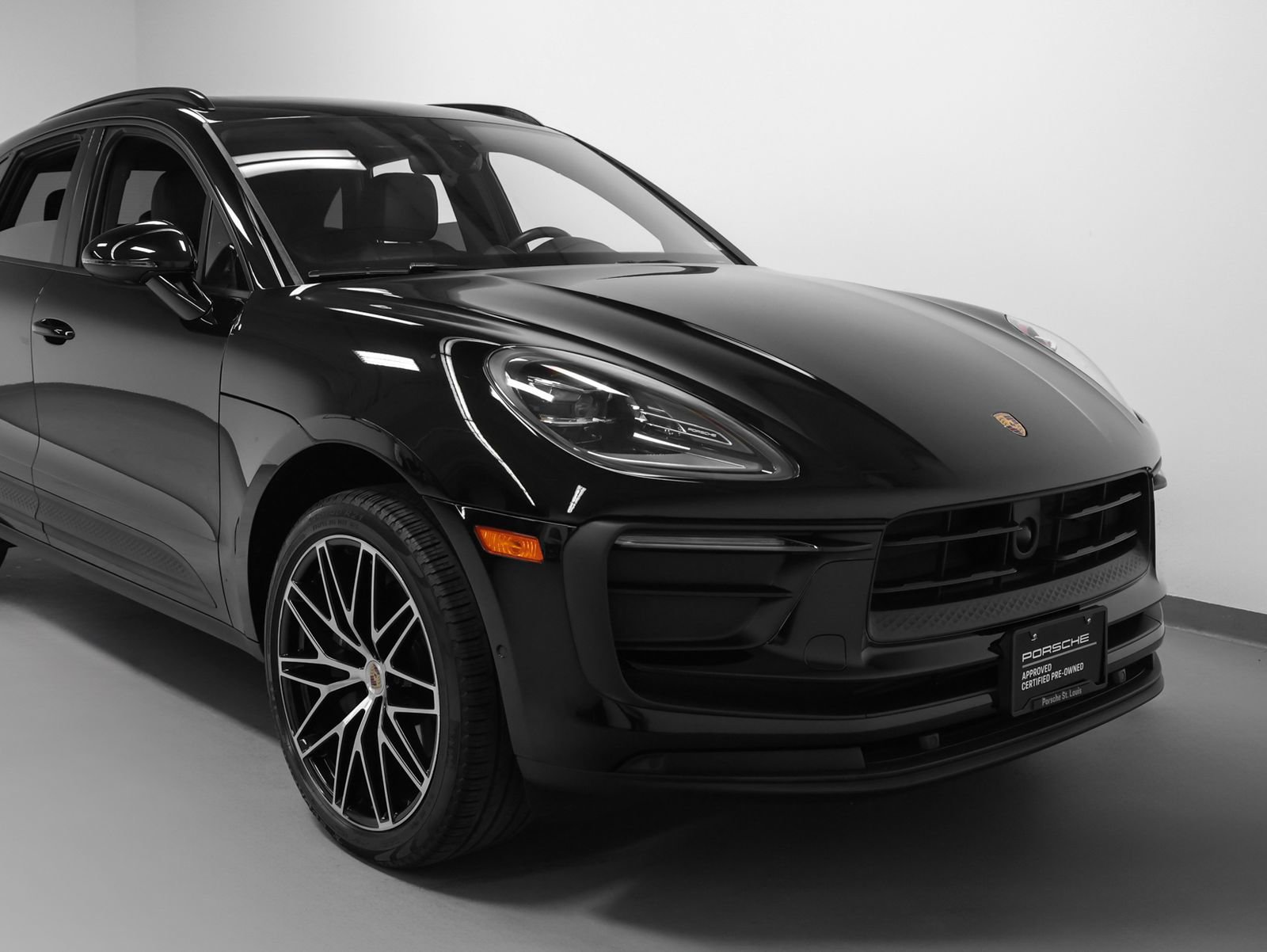 Certified 2023 Porsche Macan image 9