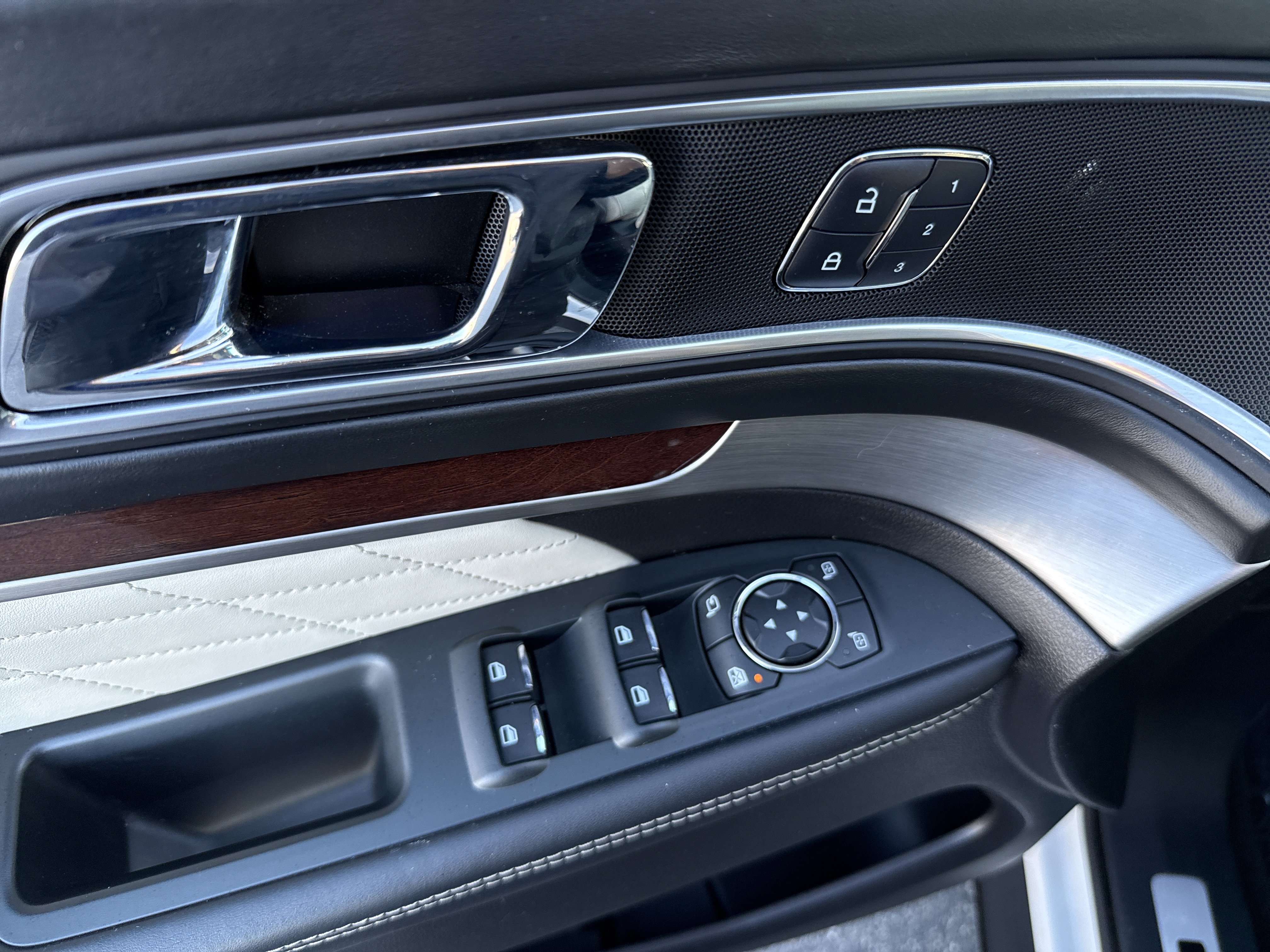 Used 2016 Ford Explorer Platinum image 15