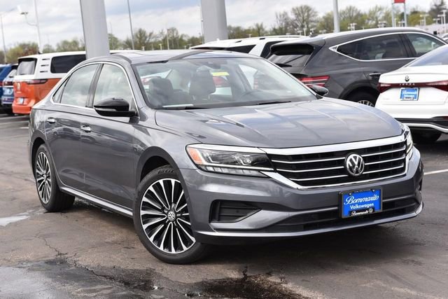 Certified 2022 Volkswagen Passat 2.0T image 2