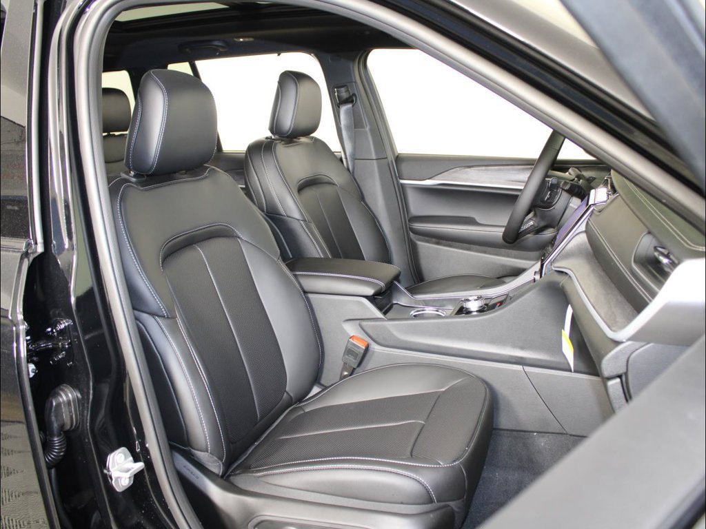 New 2025 Jeep Grand Cherokee Limited w/ Luxury Tech Group II RWD image 34