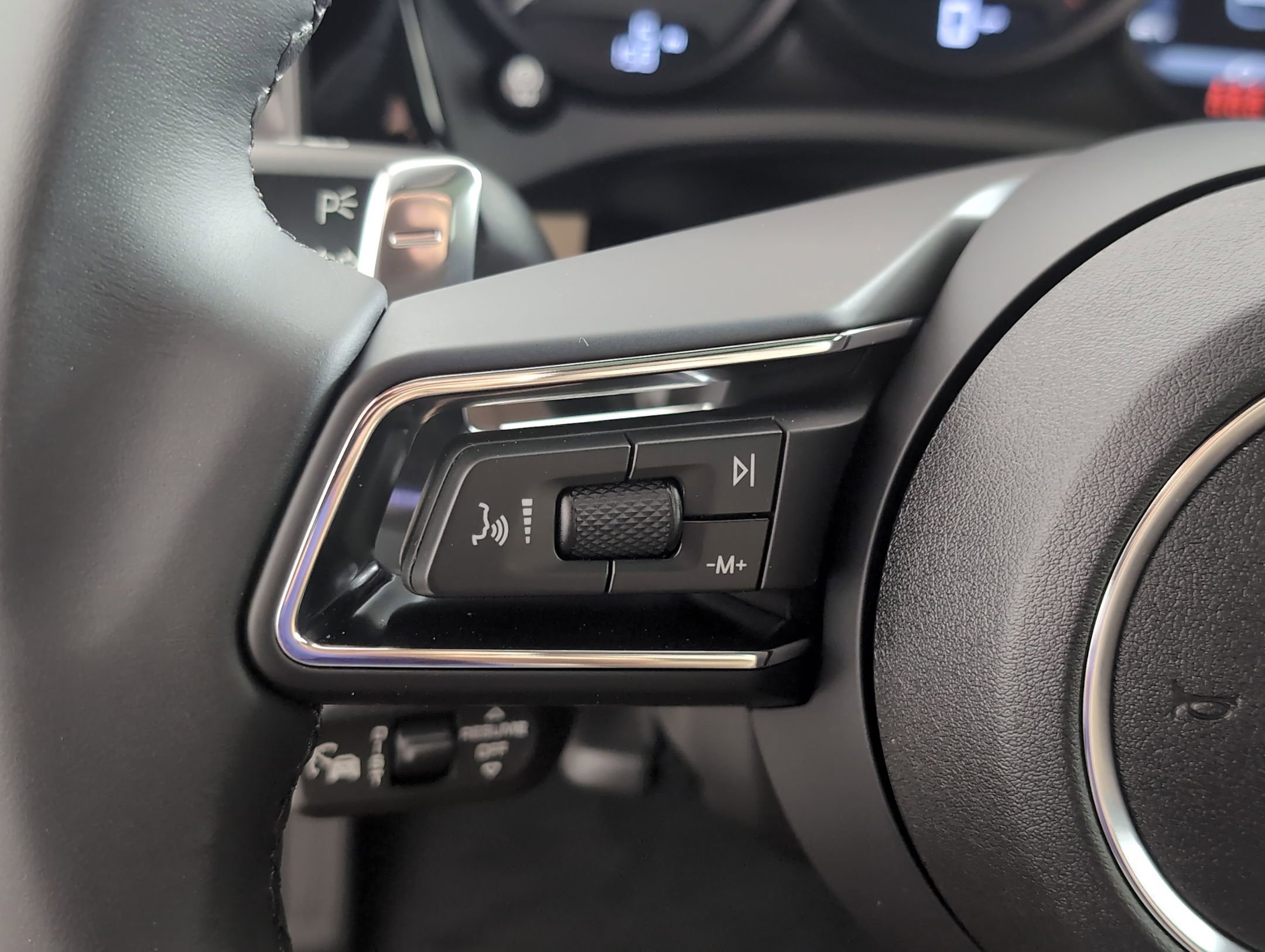 Certified 2025 Porsche Macan AWD/4WD image 28