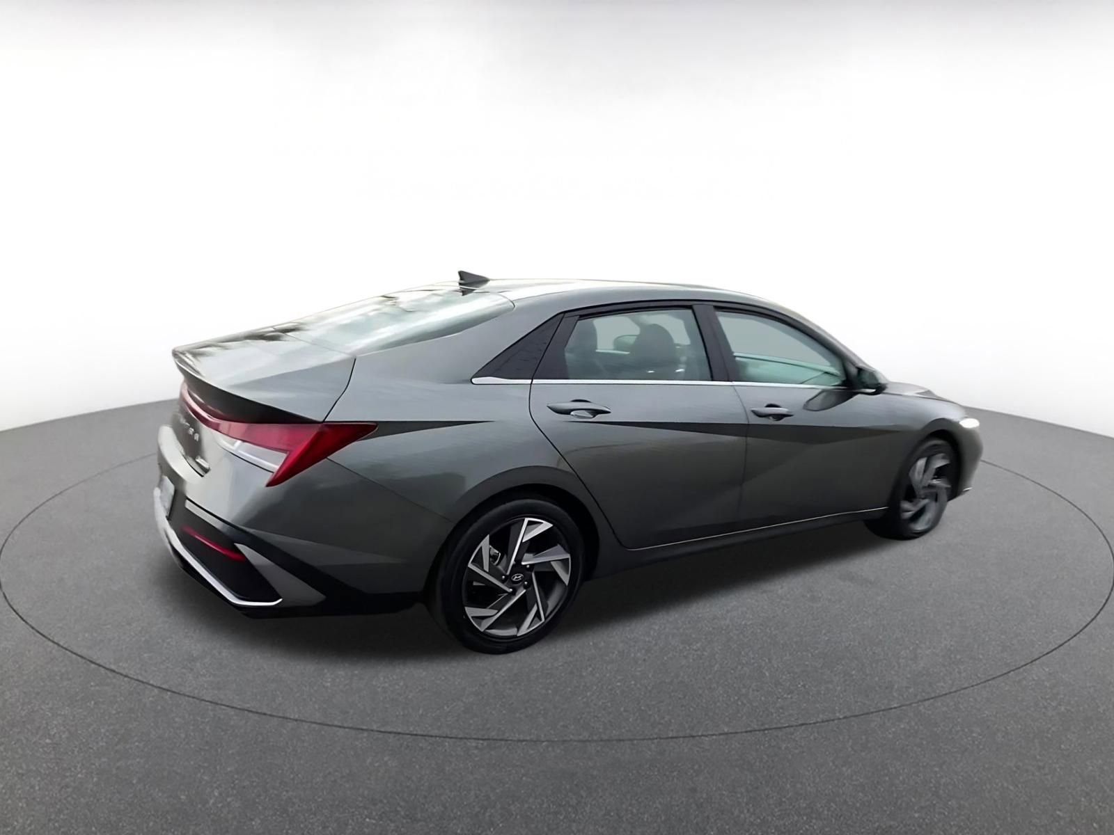 Used 2025 Hyundai Elantra Limited image 15