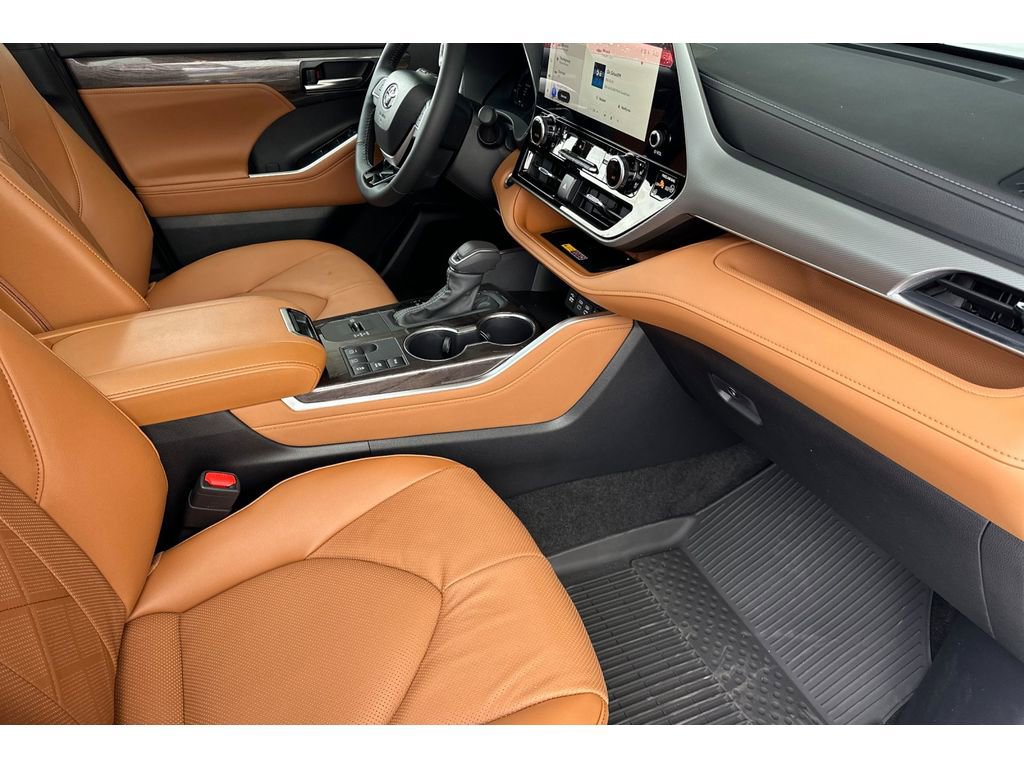 New 2026 Toyota Highlander Platinum image 17