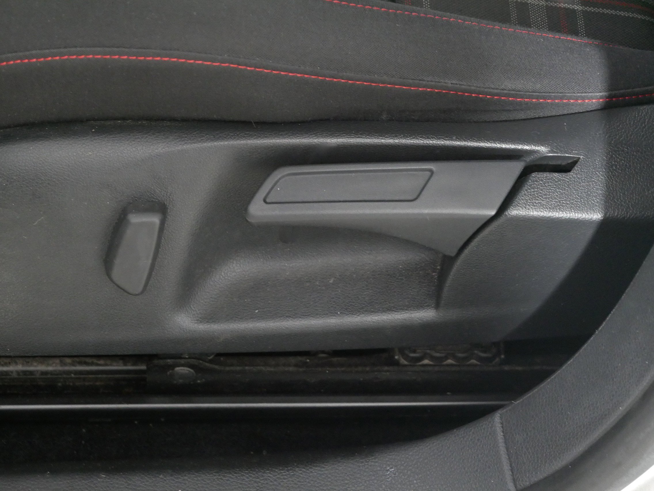 Used 2010 Volkswagen GTI 4-Door image 20