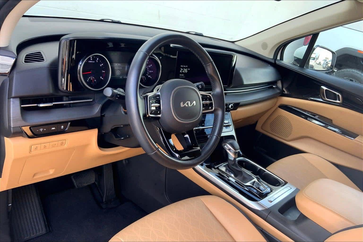 Used 2023 Kia Carnival EX FWD image 2