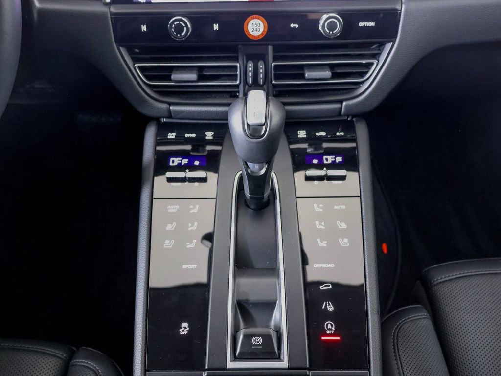 Certified 2025 Porsche Macan AWD/4WD image 19