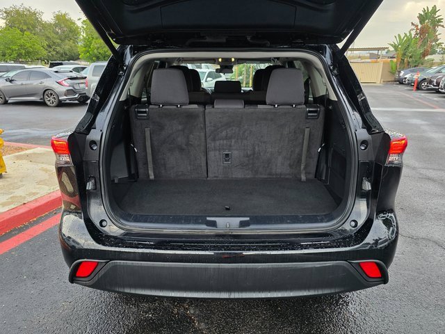 Used 2024 Toyota Highlander LE image 11