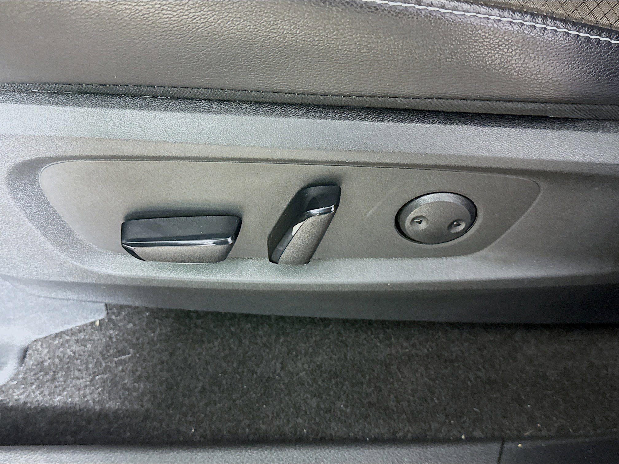 Used 2024 Nissan Pathfinder SL w/ Black Appearance Package image 24