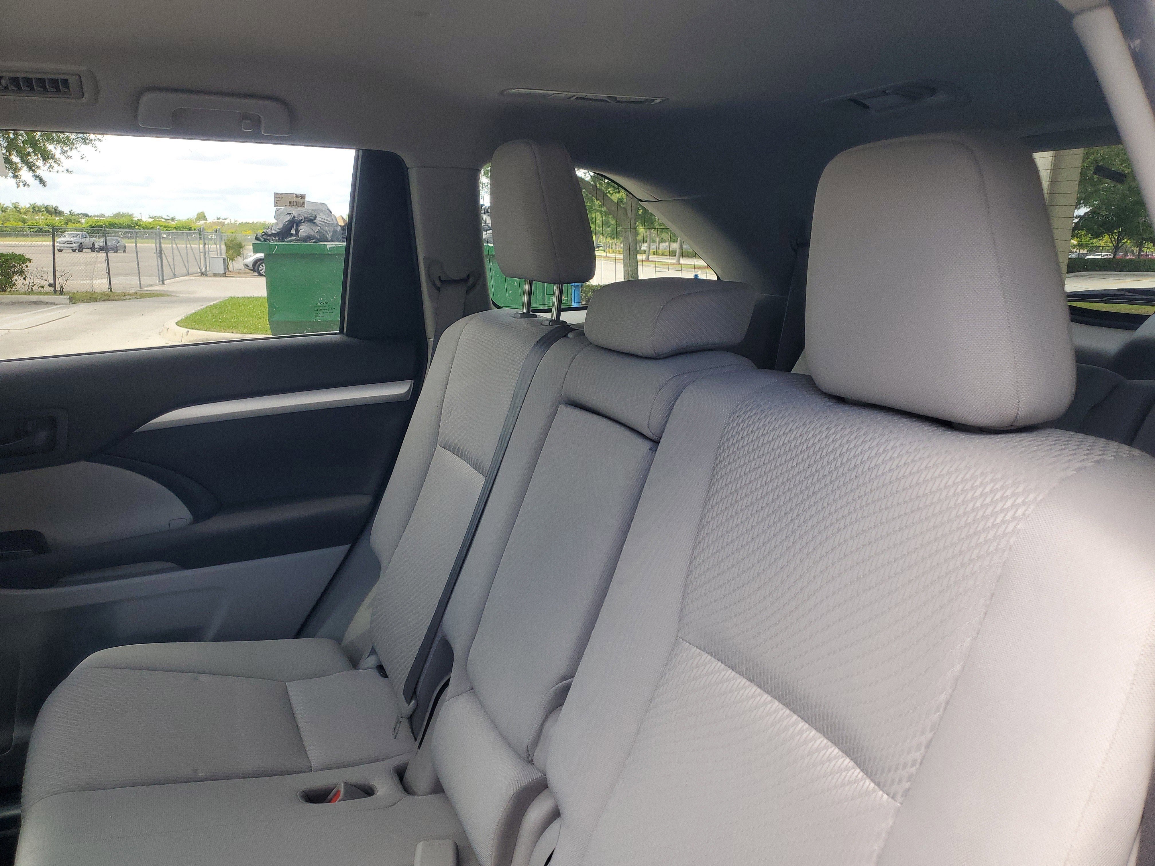 Used 2019 Toyota Highlander LE FWD image 13