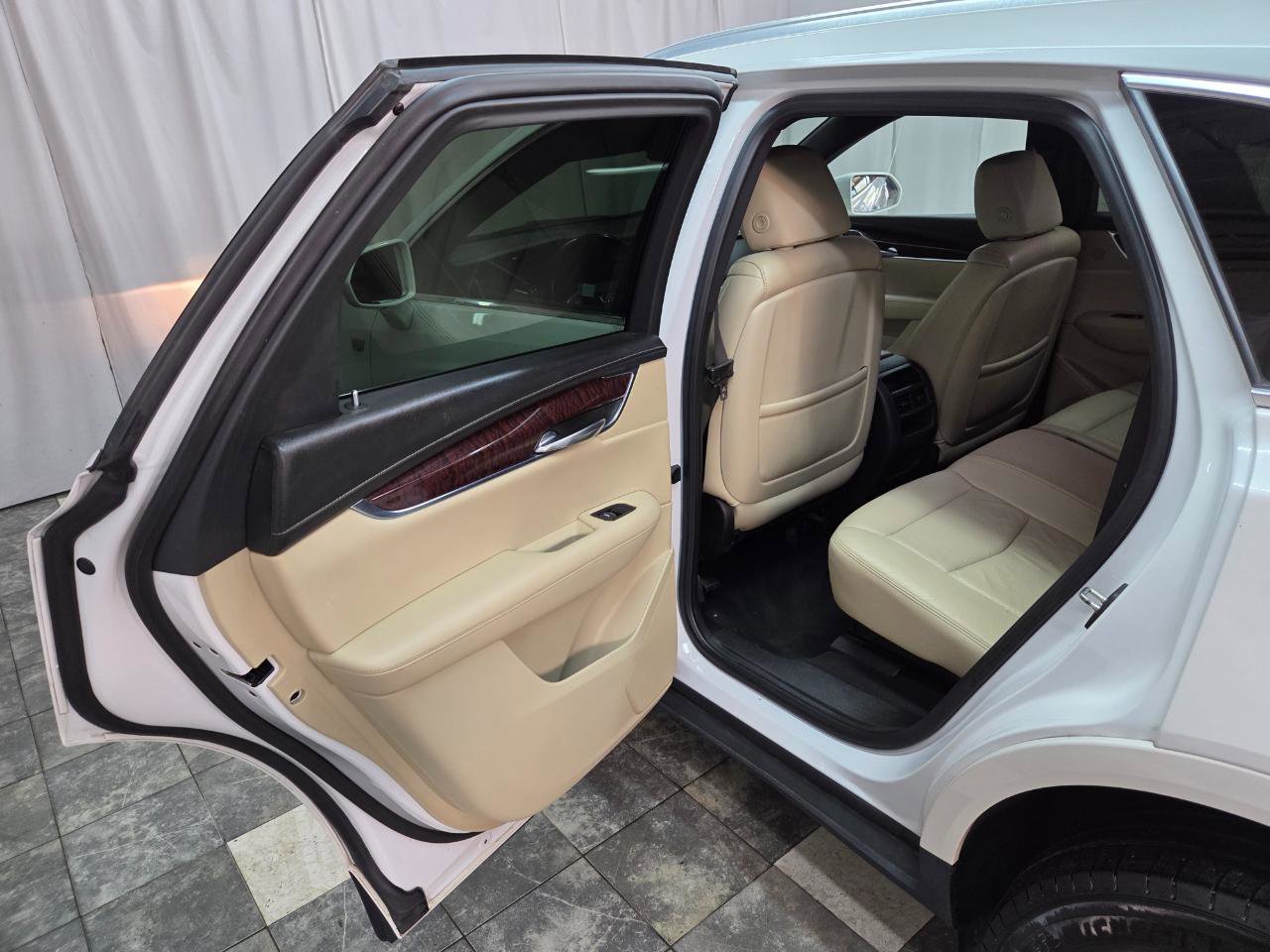 Used 2018 Cadillac XT5 Luxury w/ Driver Awareness Package AWD/4WD image 11