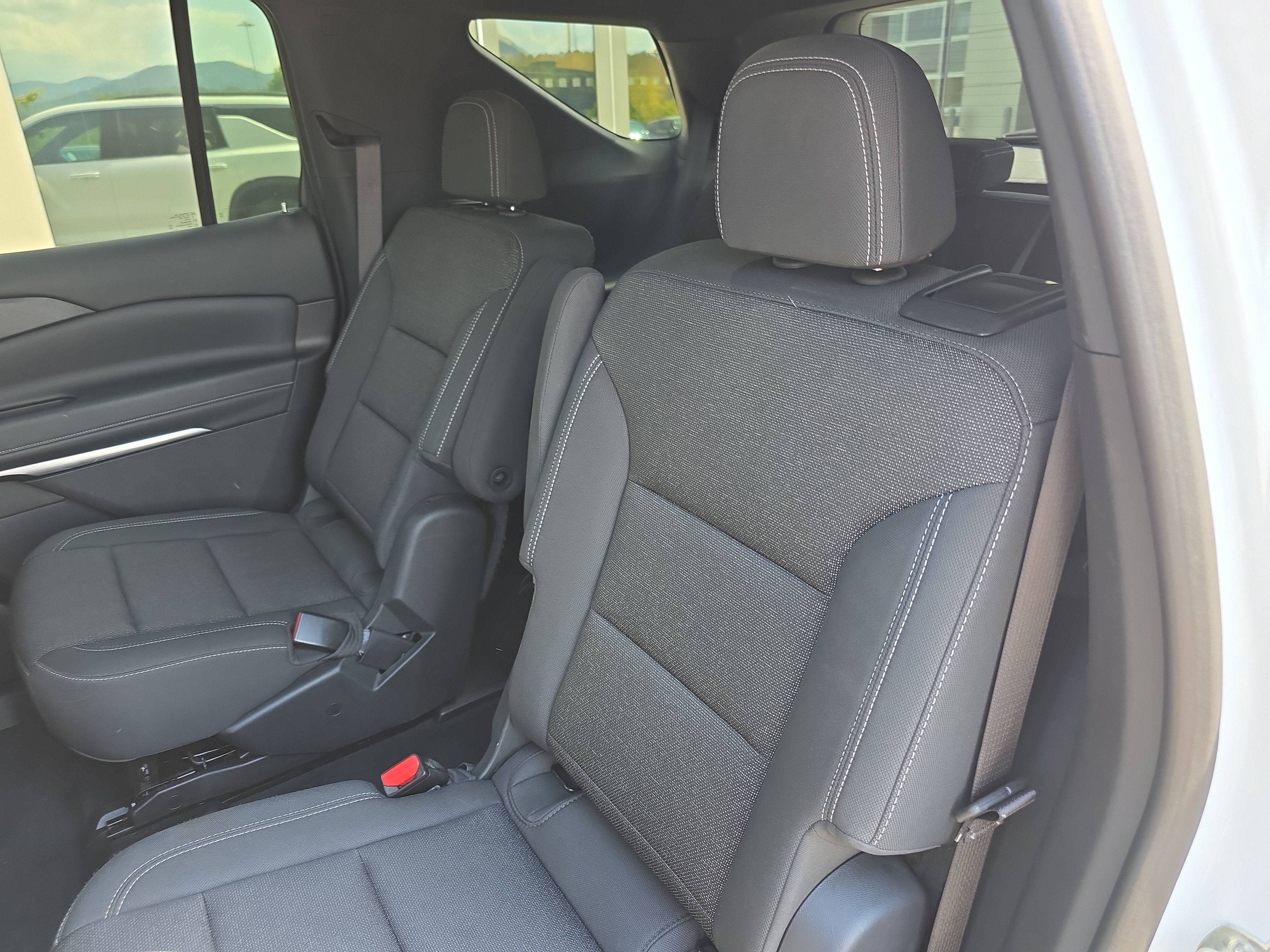 Used 2025 Chevrolet Traverse LT FWD image 14