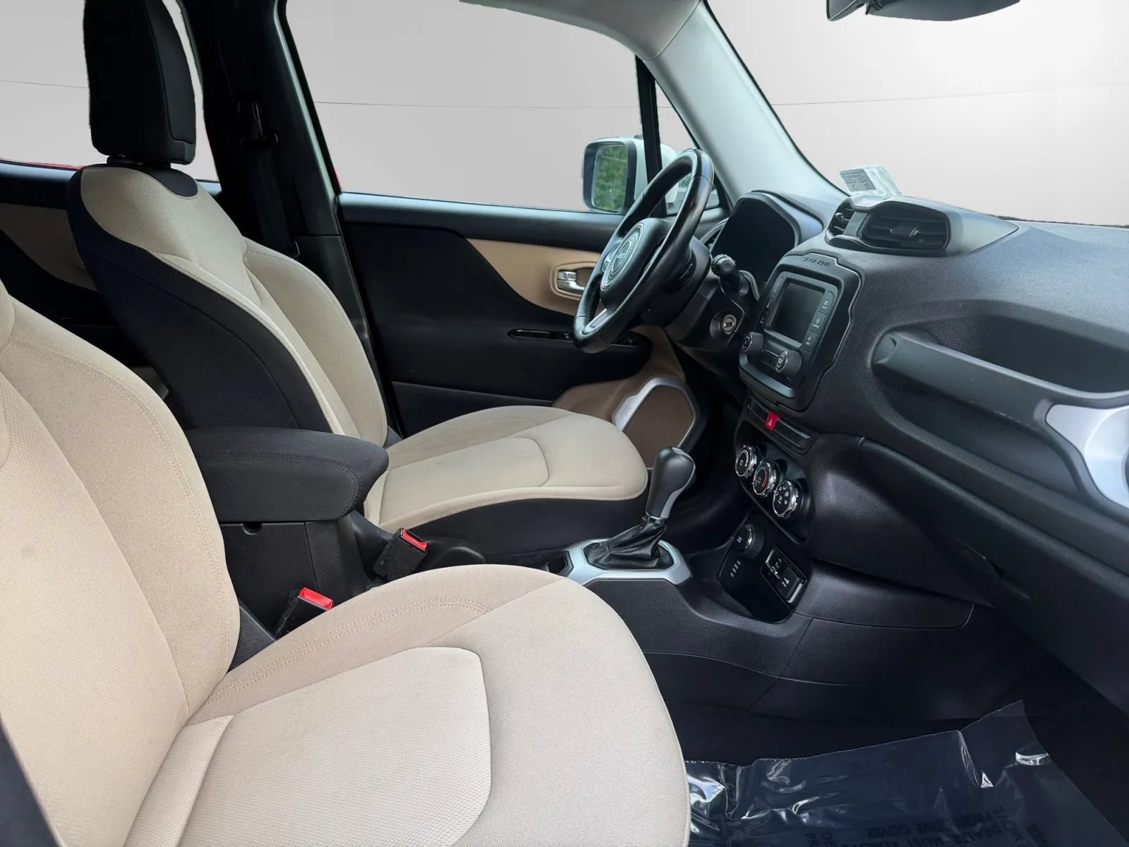 Used 2015 Jeep Renegade Latitude AWD/4WD image 17