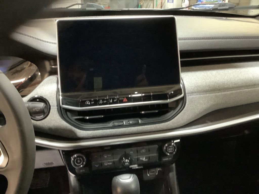 Used 2023 Jeep Compass Latitude image 24