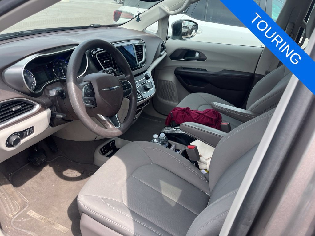 Used 2017 Chrysler Pacifica Touring FWD image 5