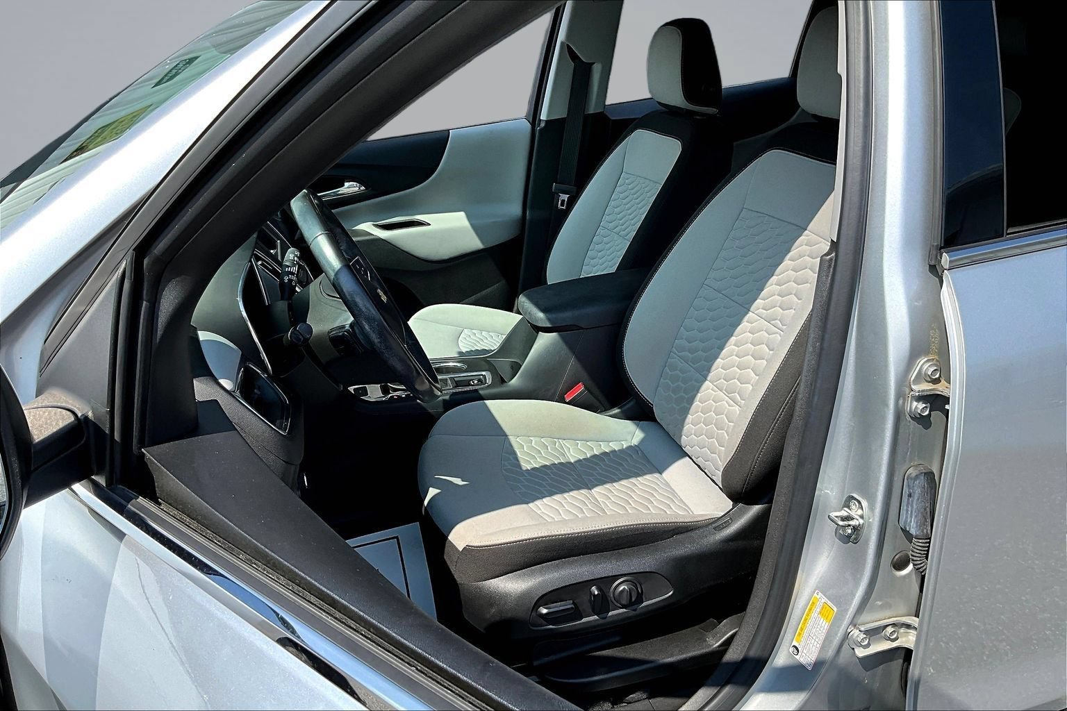 Used 2020 Chevrolet Equinox LT w/ Driver Convenience Package AWD/4WD image 19
