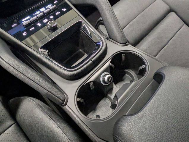 Used 2025 Porsche Cayenne AWD/4WD image 32