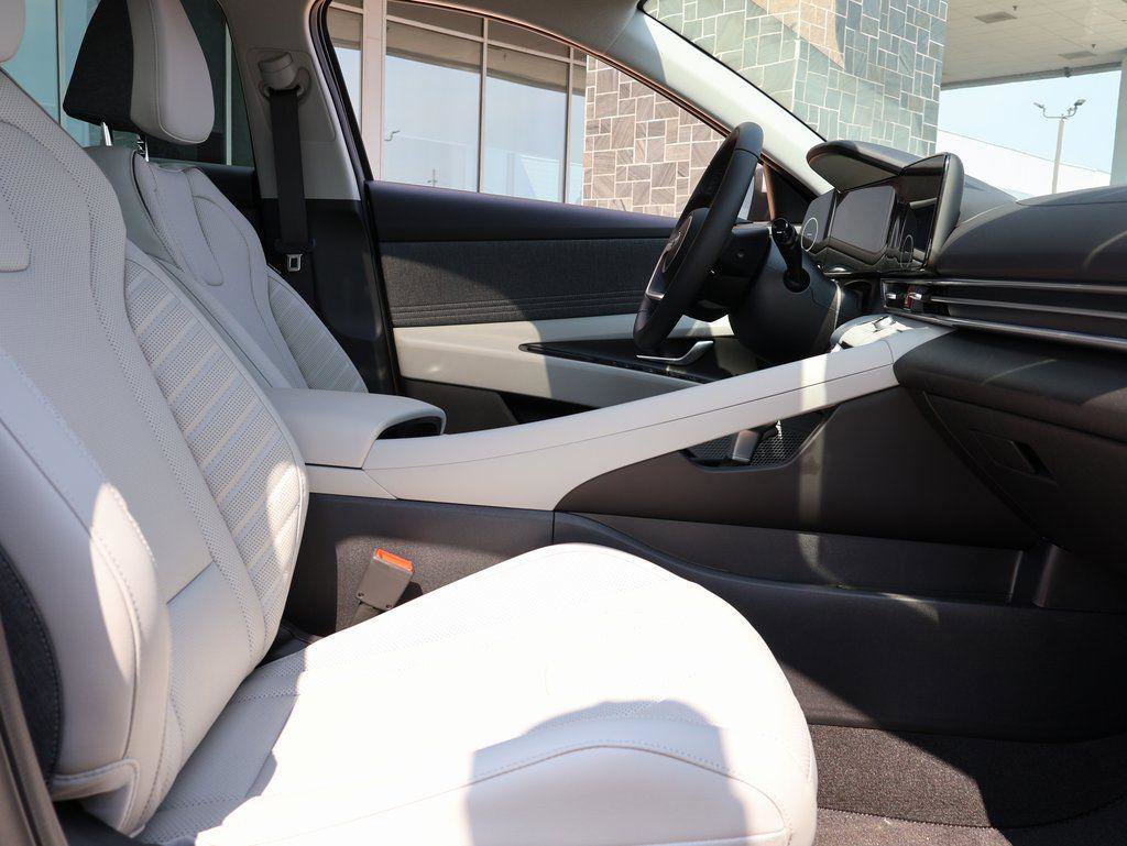 New 2025 Hyundai Elantra Limited image 10
