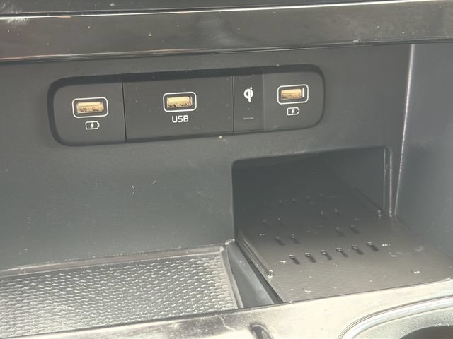 Used 2024 Kia Carnival EX FWD image 23