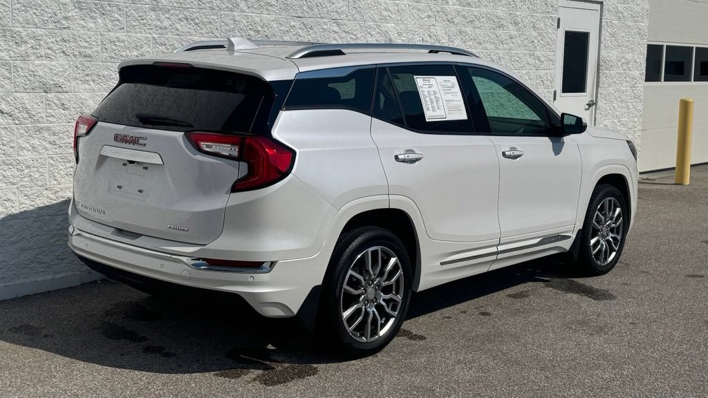 Used 2024 GMC Terrain Denali w/ Denali Premium Package AWD/4WD image 3