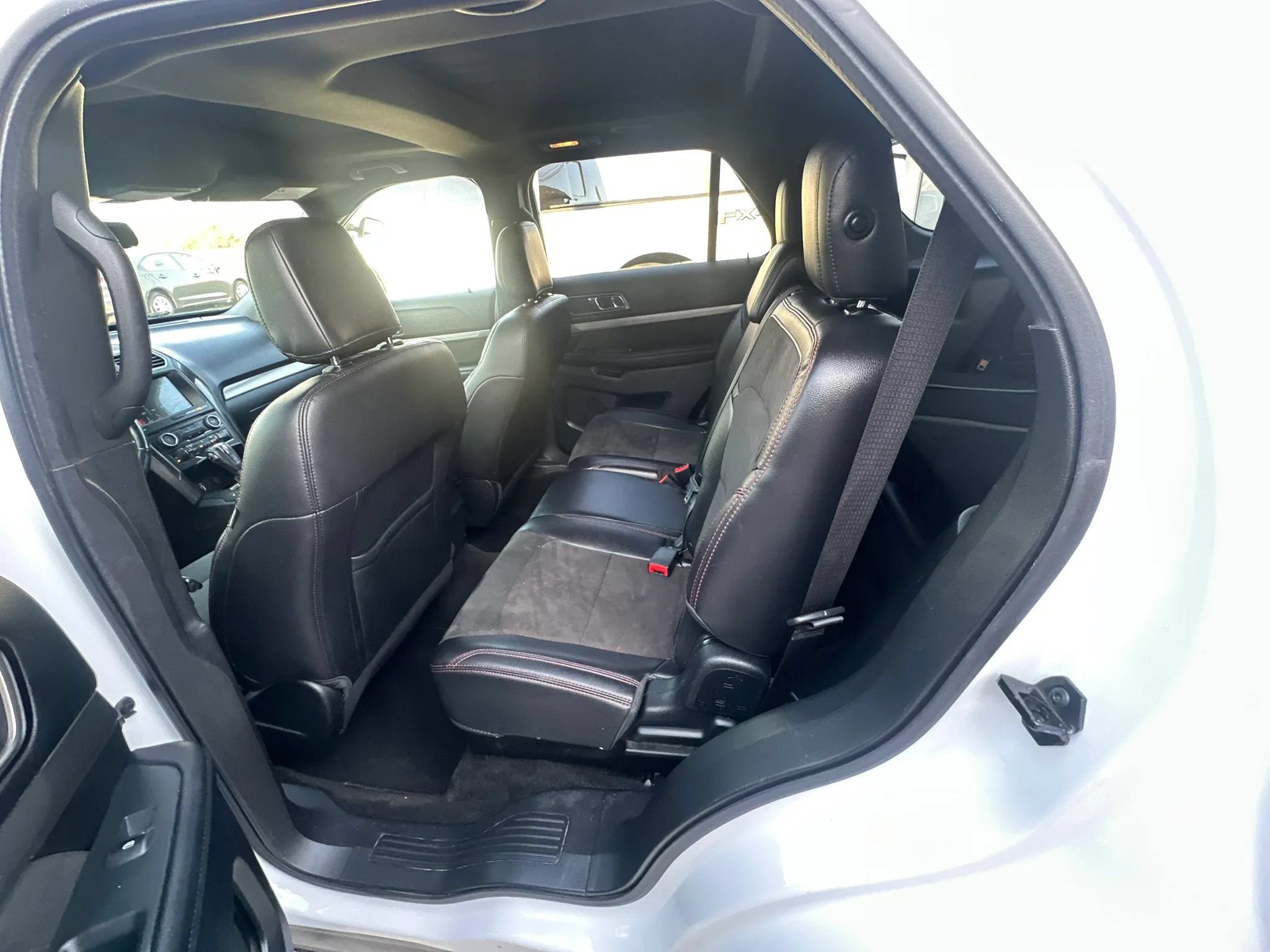 Used 2018 Ford Explorer XLT w/ Equipment Group 202A FWD image 39