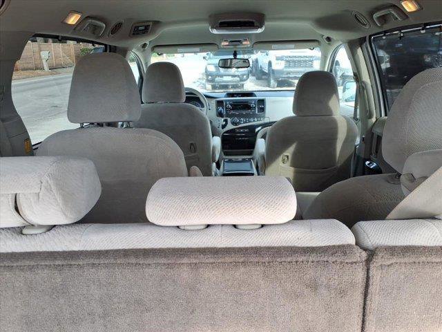 Used 2013 Toyota Sienna LE w/ Towing Pkg image 12