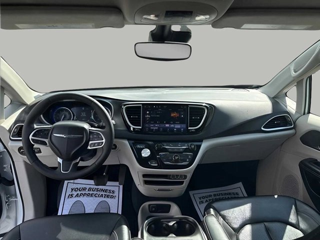 Used 2024 Chrysler Pacifica Touring-L image 12