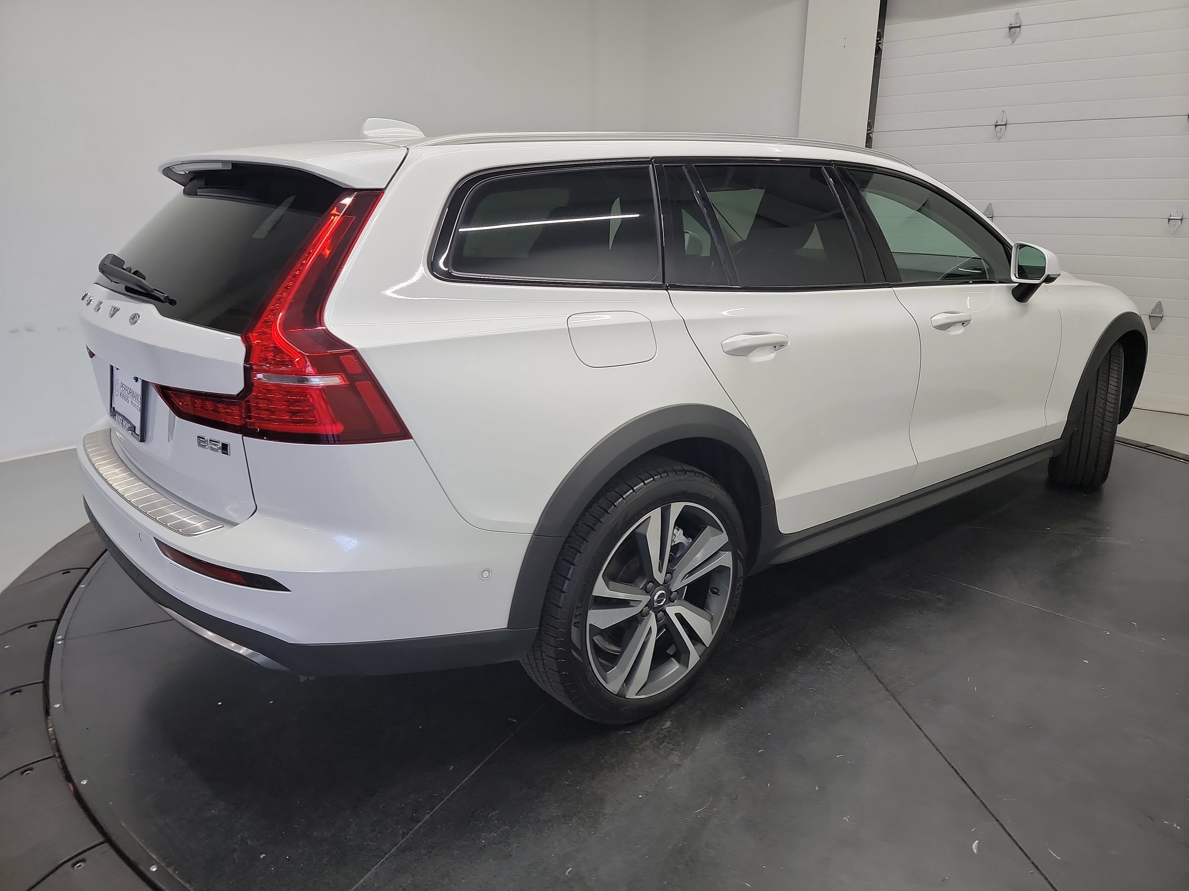 Used 2025 Volvo V60 B5 Cross Country Plus AWD/4WD image 9