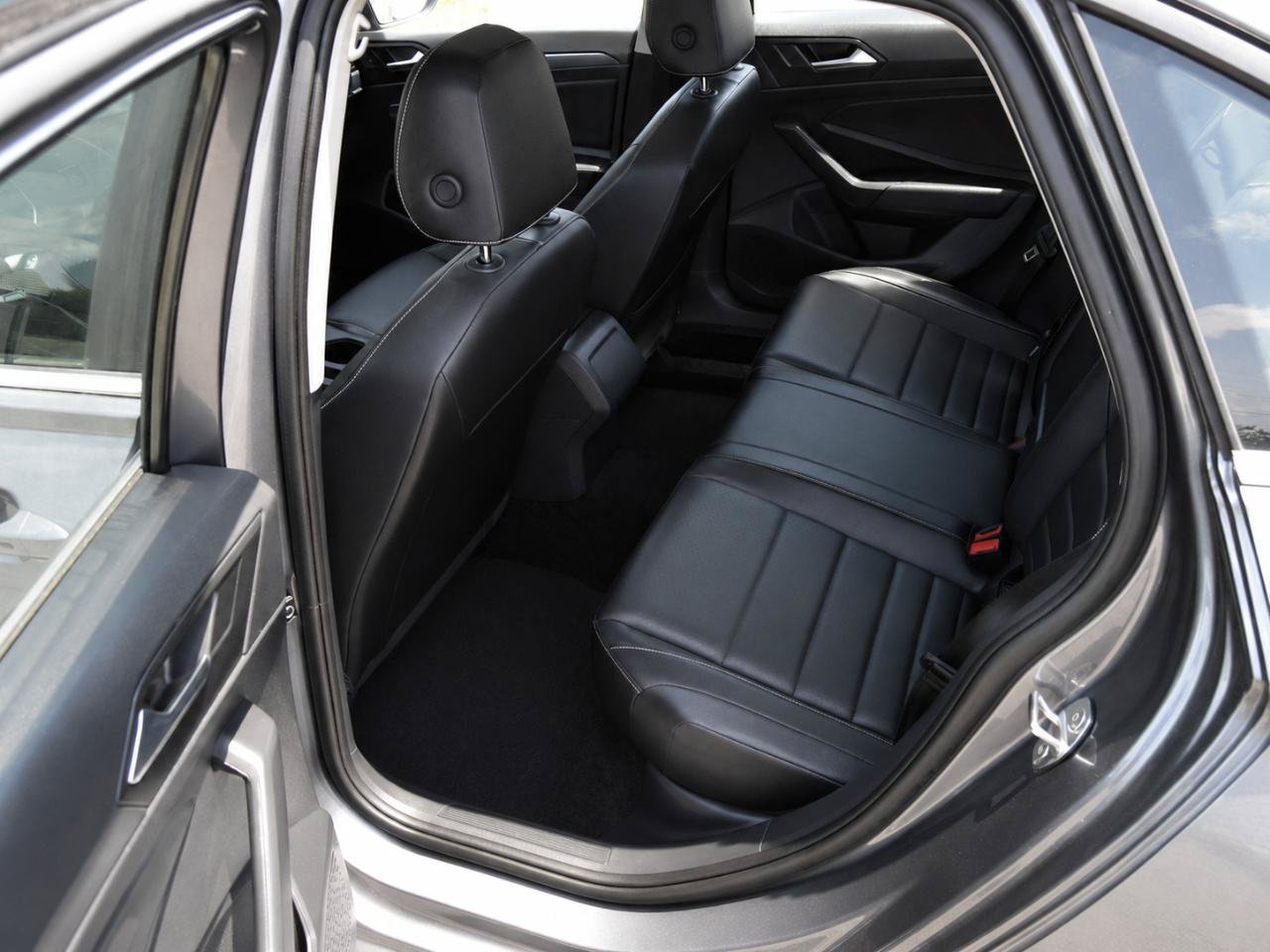 Used 2024 Volkswagen Jetta SE w/ Panoramic Sunroof Package FWD image 12
