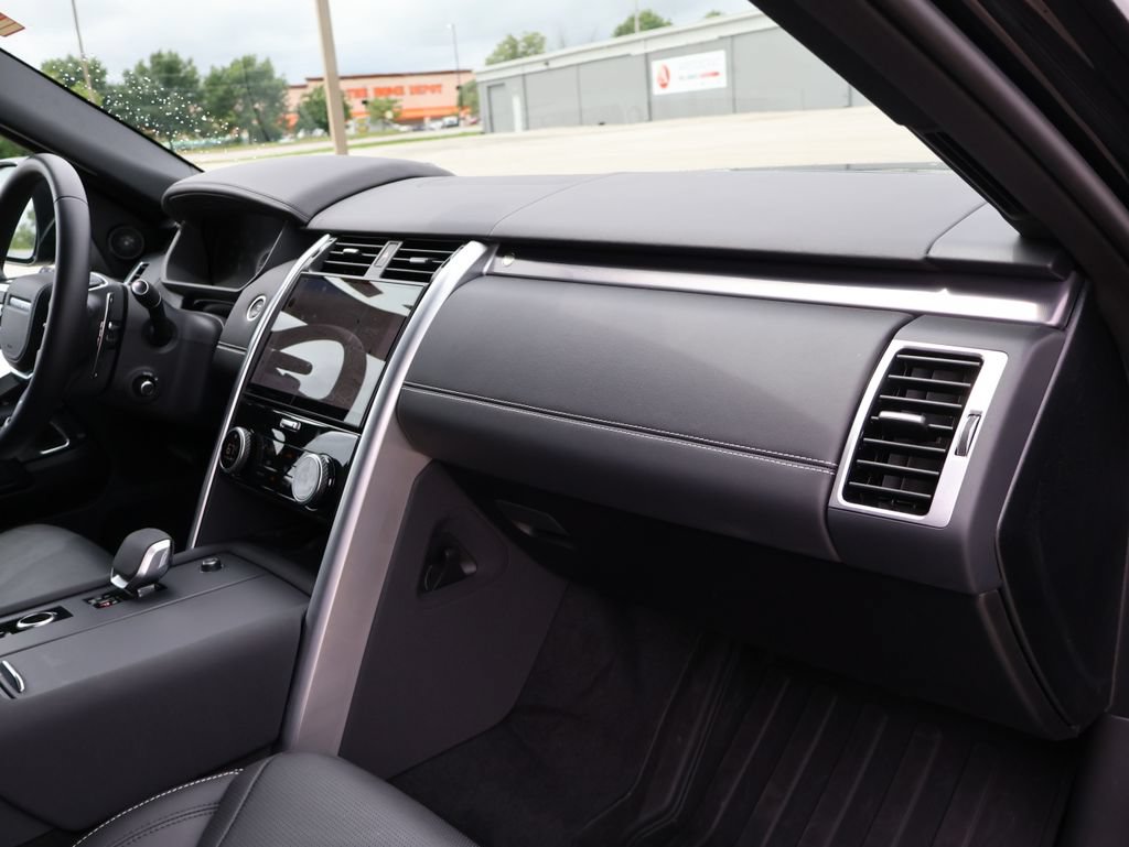 Used 2025 Land Rover Discovery Metropolitan Edition AWD/4WD image 9