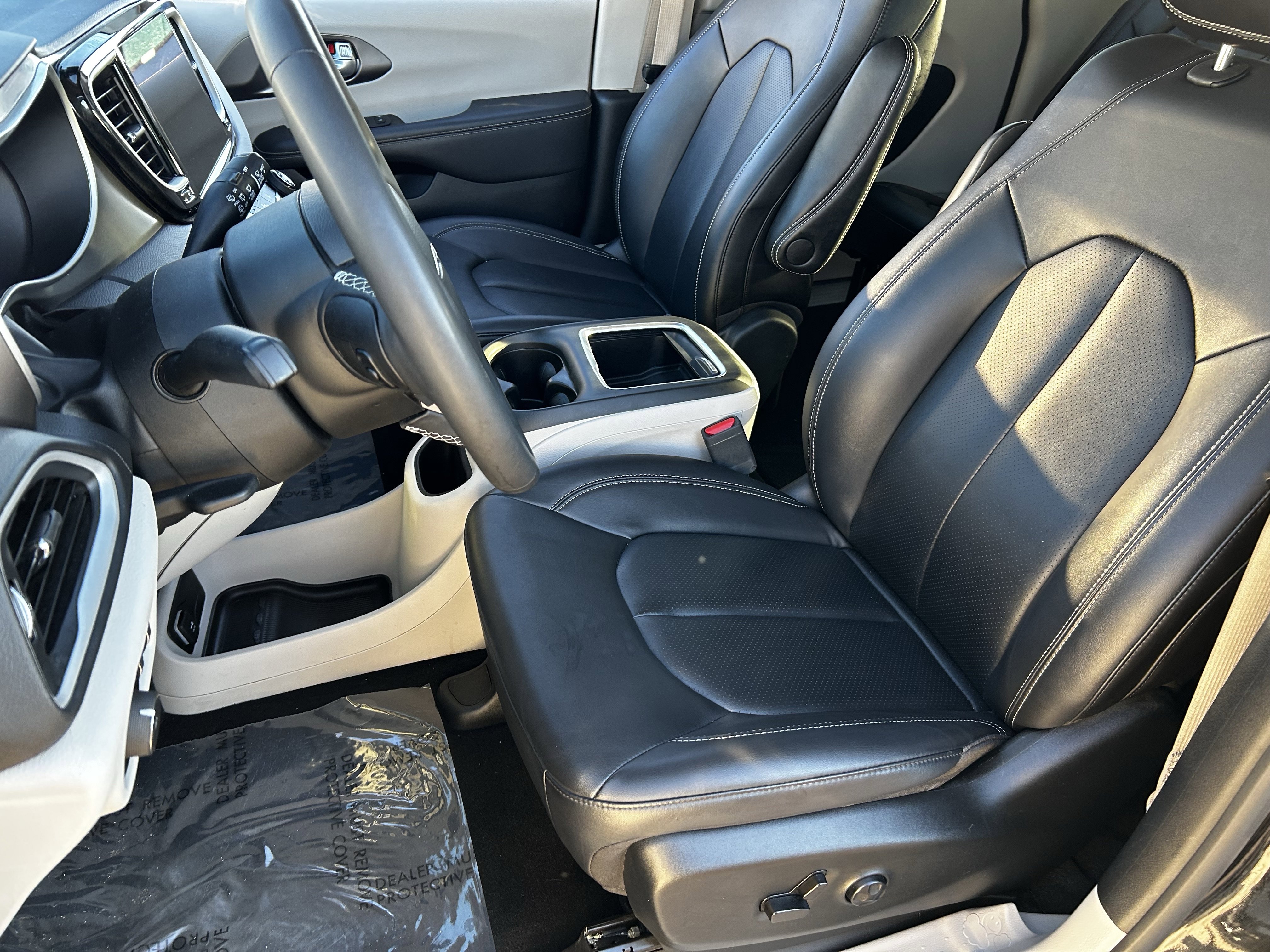 Certified 2024 Chrysler Pacifica Touring-L image 19
