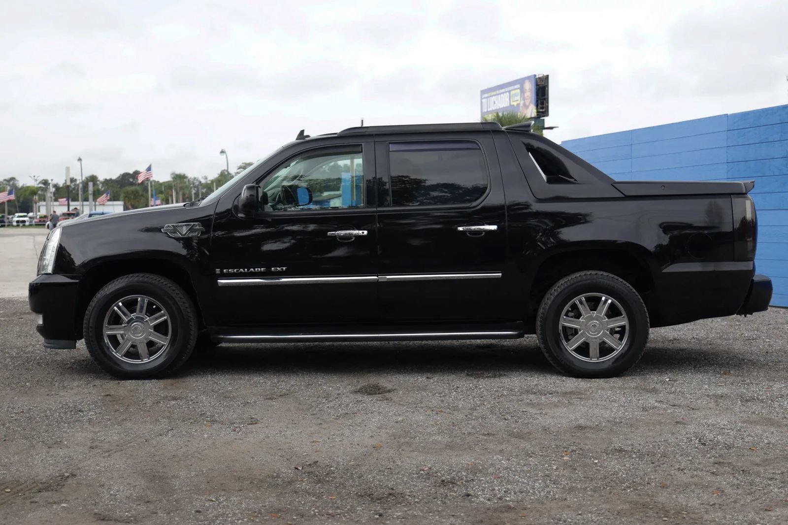 Used 2007 Cadillac Escalade EXT w/ Information Package AWD/4WD image 3