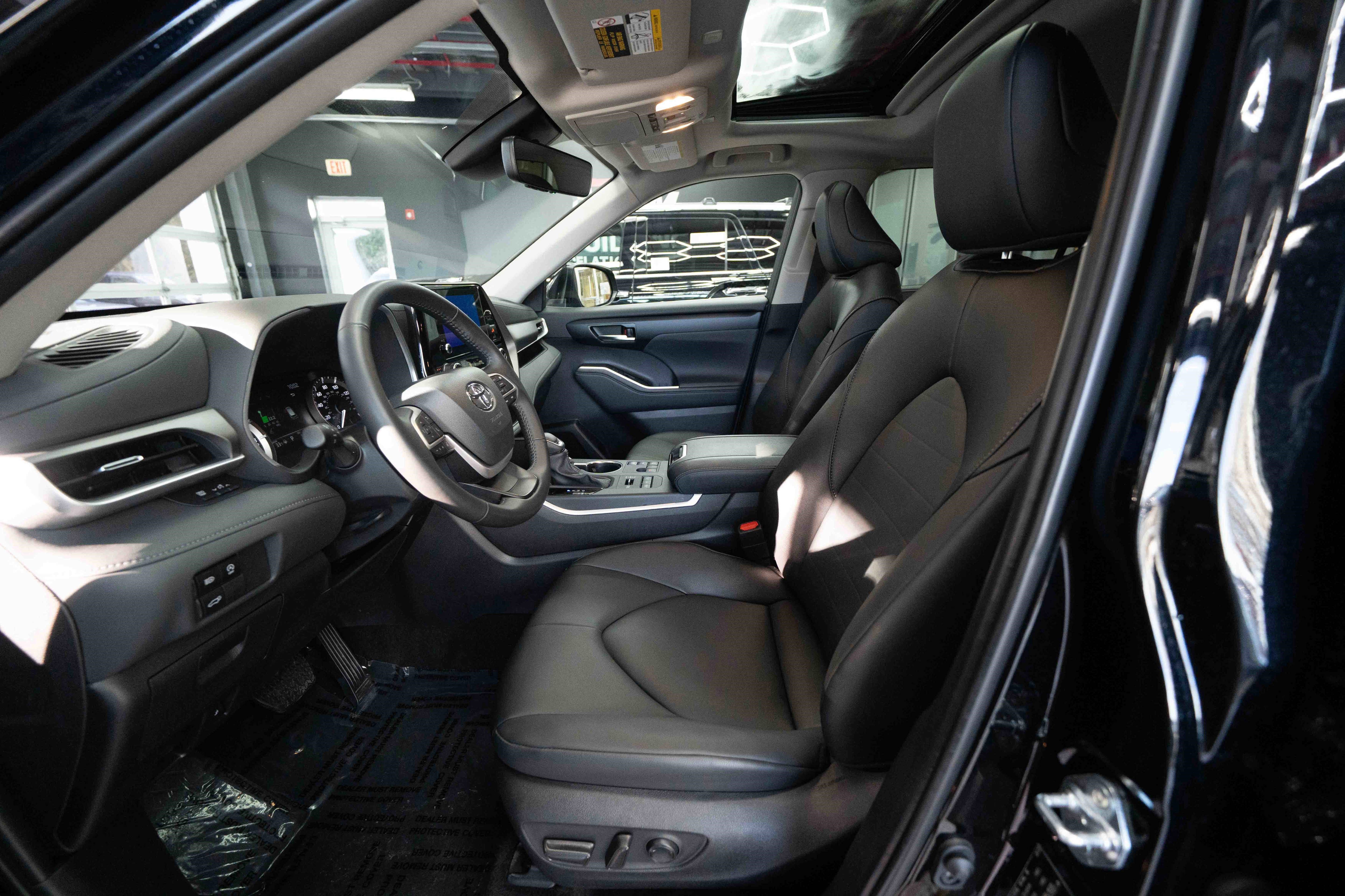 Used 2025 Toyota Highlander XLE image 9