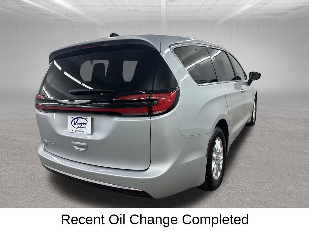Used 2024 Chrysler Pacifica Touring-L FWD image 15