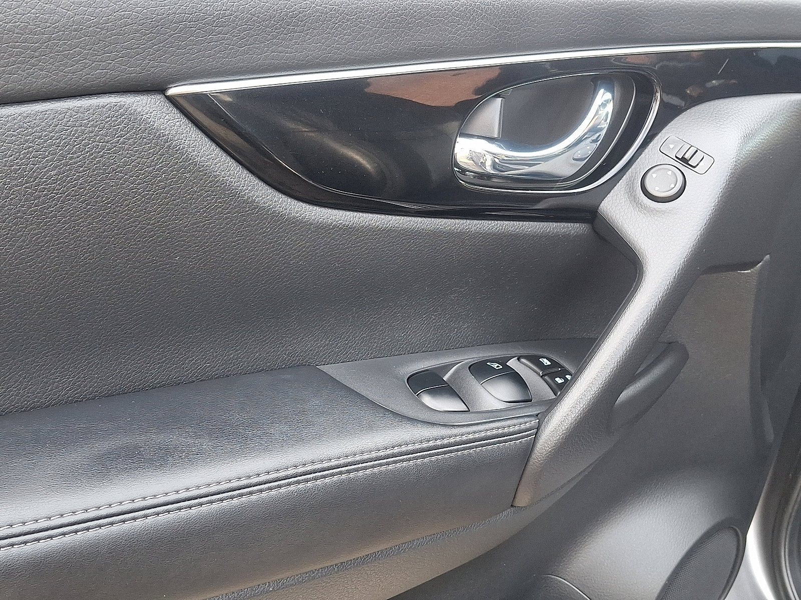 Used 2018 Nissan Rogue Sport SL w/ SL Premium Package image 15