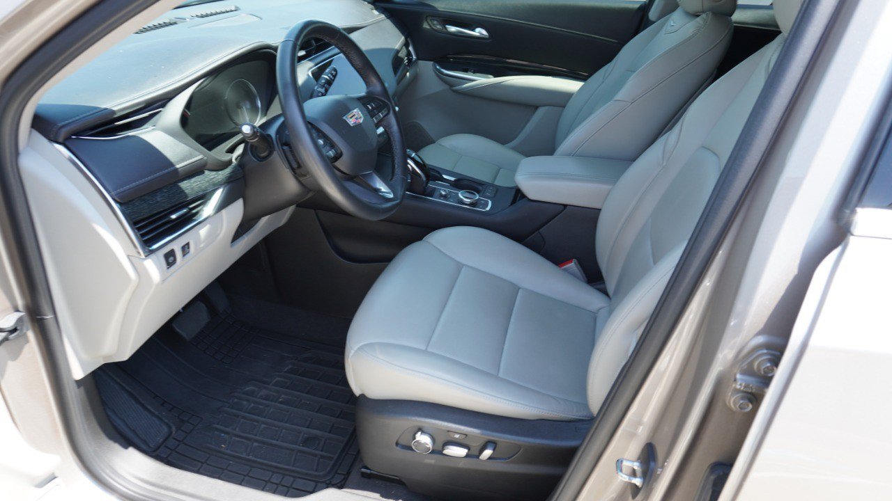 Used 2022 Cadillac XT4 Premium Luxury w/ Enhanced Visibility Package FWD image 10