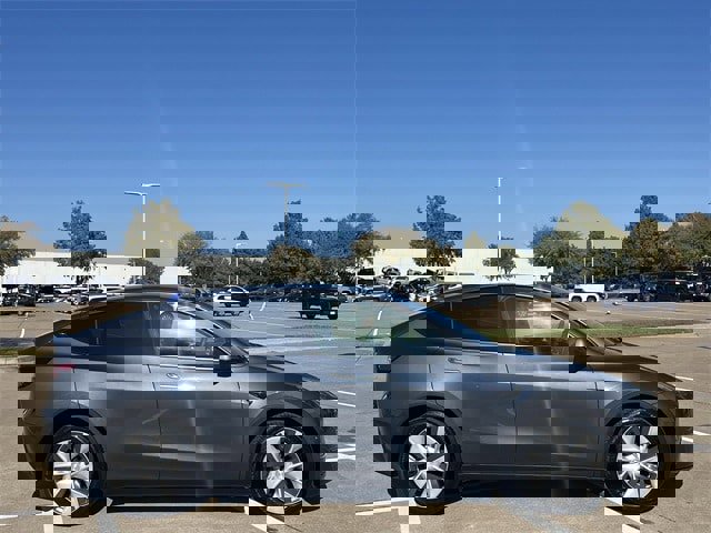 Used 2022 Tesla Model Y Long Range image 3