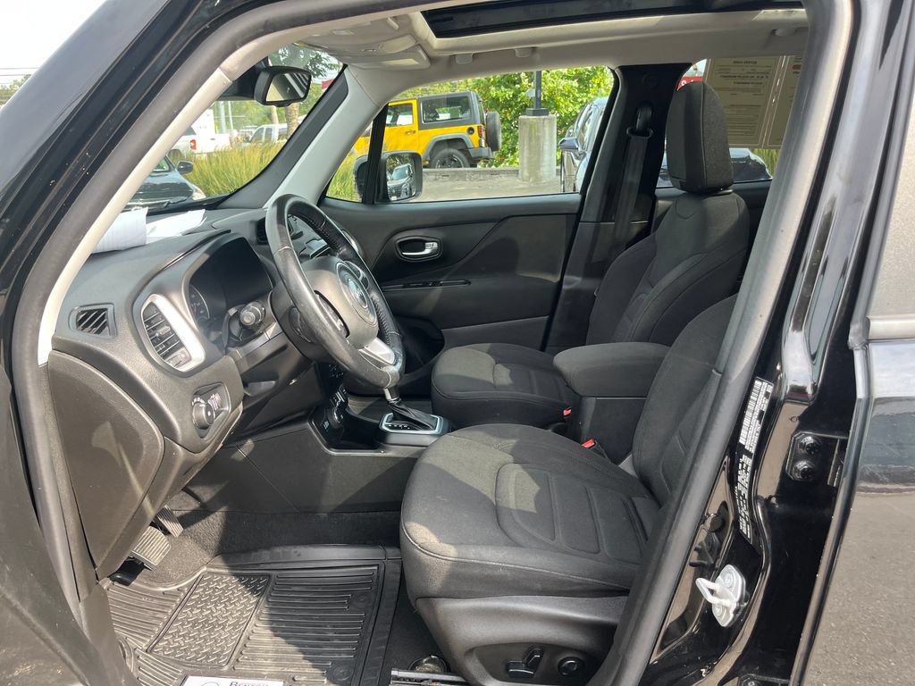 Used 2019 Jeep Renegade Latitude w/ Cold Weather Group AWD/4WD image 9