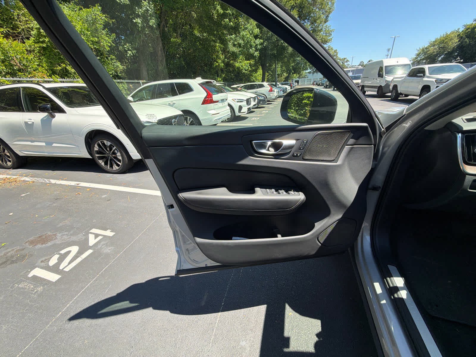 Used 2023 Volvo XC60 B5 Ultimate w/ Climate Package FWD image 26
