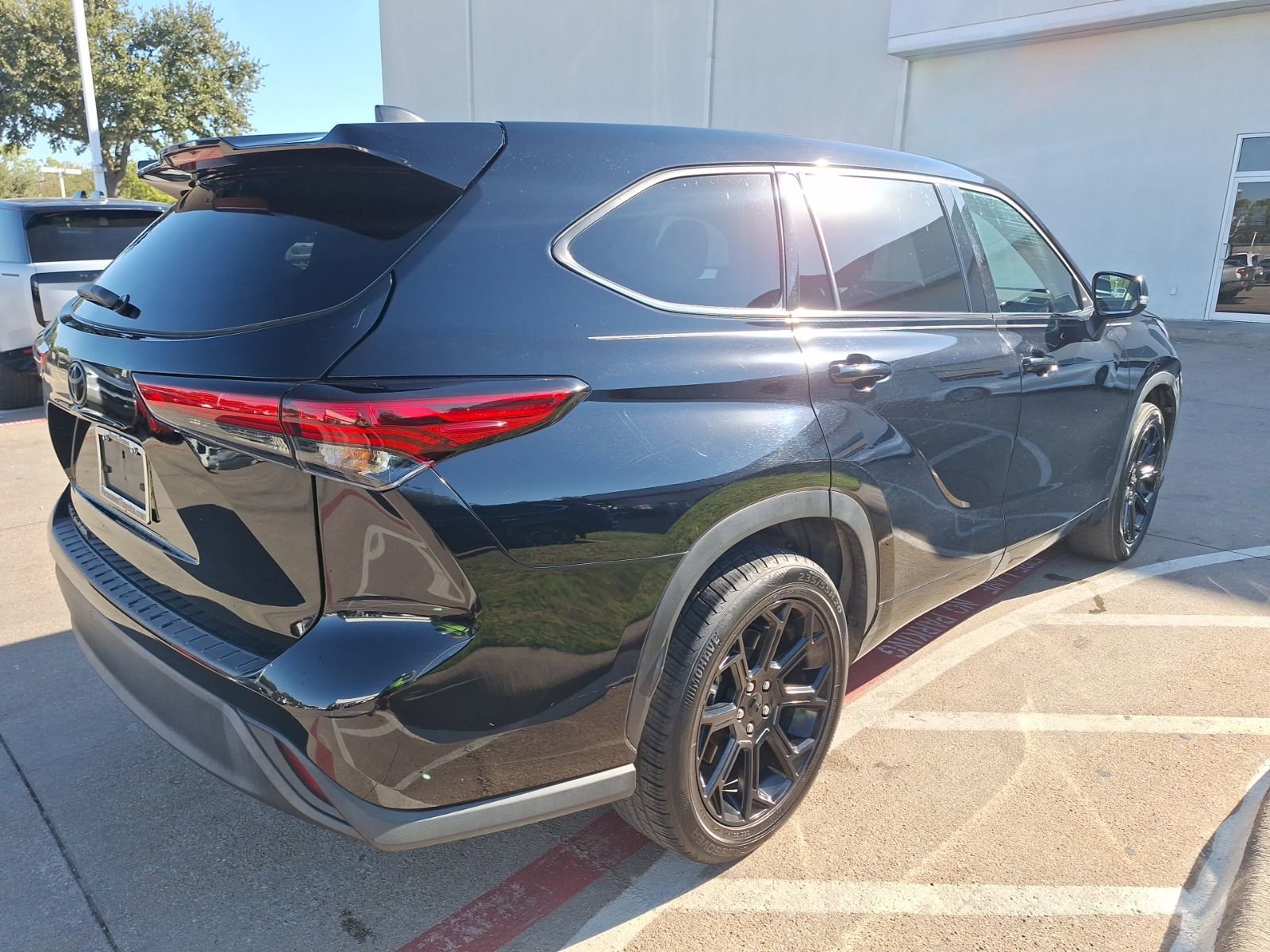 Used 2022 Toyota Highlander L image 6
