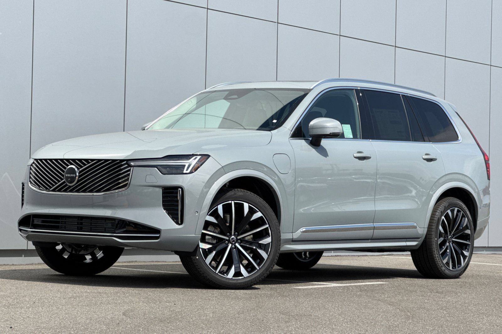 New 2026 Volvo XC90 T8 Ultra w/ Protection Package AWD/4WD image 1