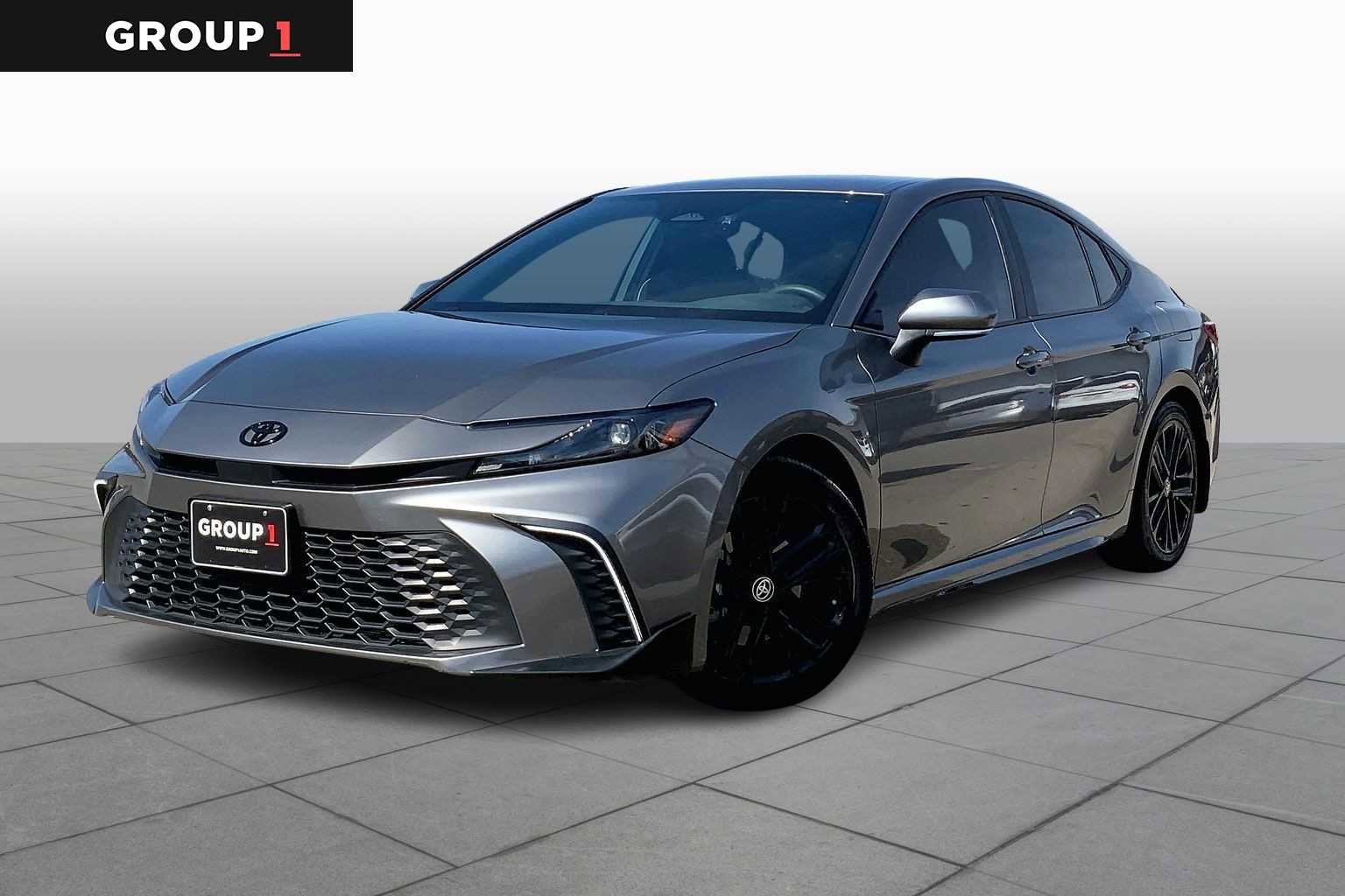 Used 2025 Toyota Camry SE w/ Convenience Package image 1