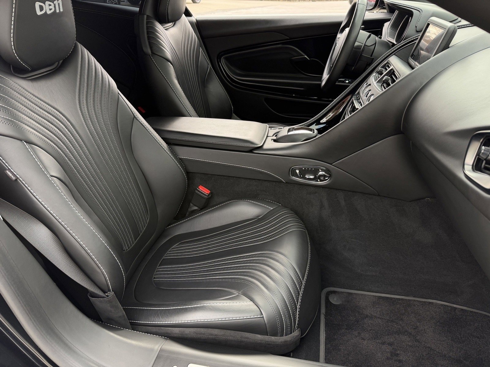 Used 2021 Aston Martin DB11 Coupe image 18