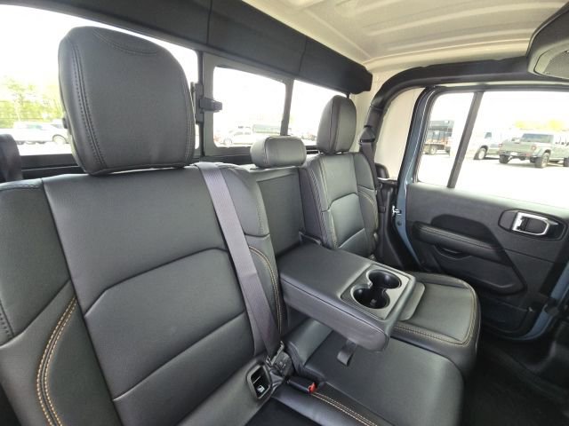 Used 2025 Jeep Gladiator Sport image 16