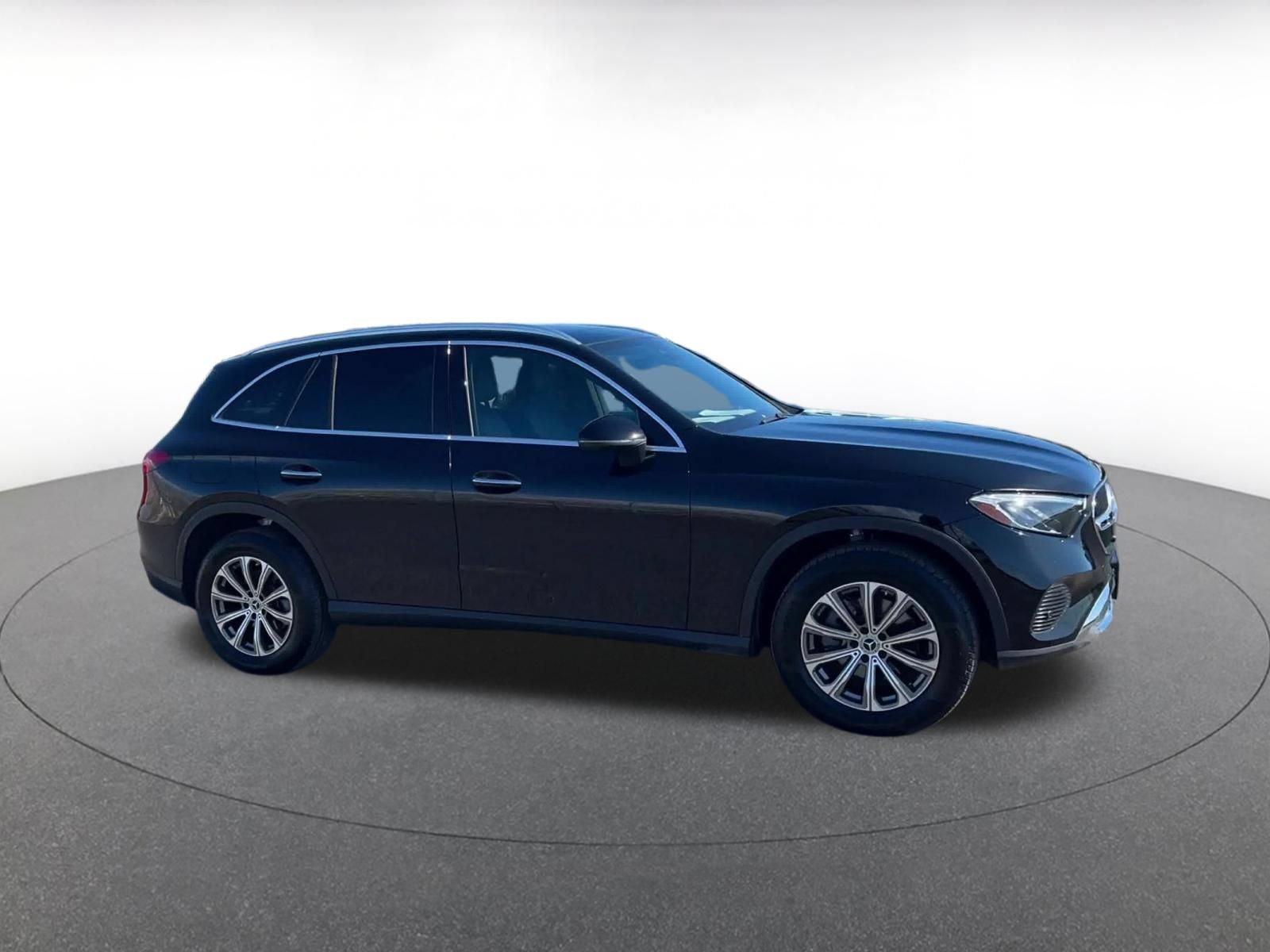 Used 2024 Mercedes-Benz GLC 300 4MATIC image 2