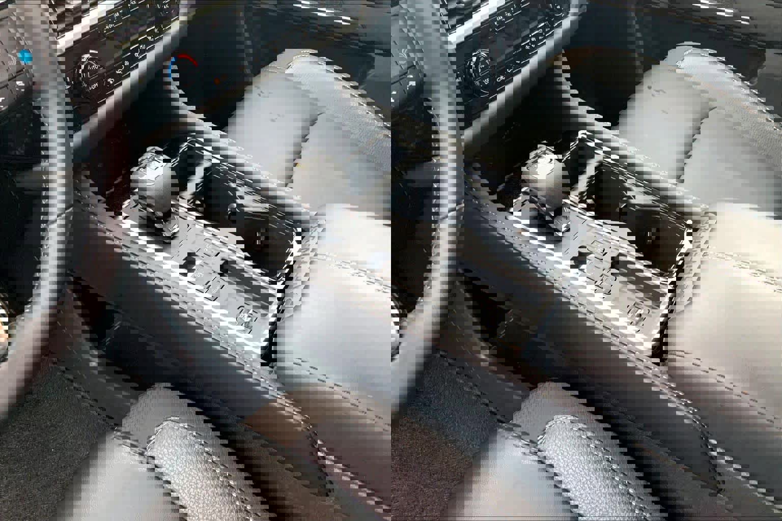 Used 2024 Nissan Pathfinder SL FWD image 17